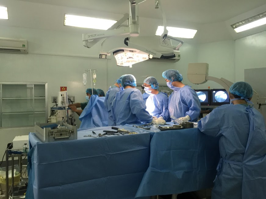 Đang nằm võng, người đàn ông thủng tim vì cửa kính rơi