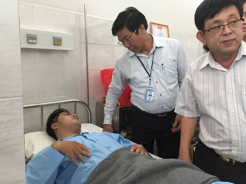 Hiệp sĩ bị chém trọng thương vẫn nén đau chở bạn đi cấp cứu