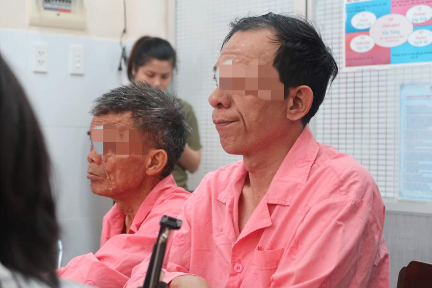 Cứu thầy giáo thoát cảnh mặc quần 'mỗi ống 1 size' vì khối bướu khổng lồ