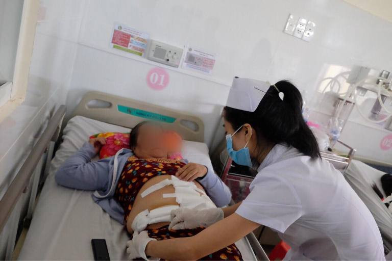 Kỳ tích của BV tuyến quận cho người phụ nữ 27 năm mang hậu môn giả