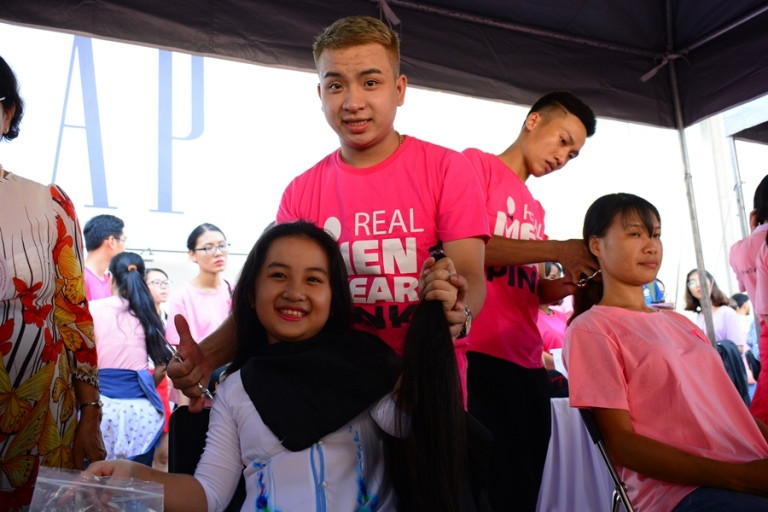 Xúc động bé gái hiến tóc tặng bệnh nhân ung thư vú