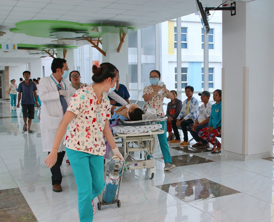 20 bác sĩ căng não trong 6 giờ cứu bé gái bị xe container tông nguy kịch