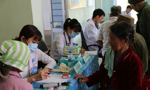 Bác sĩ Sài Gòn mang yêu thương đến với dân tộc vùng cao