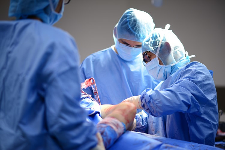 Cứu đôi chân bị nhiễm trùng nặng của huấn luyện viên lướt ván 