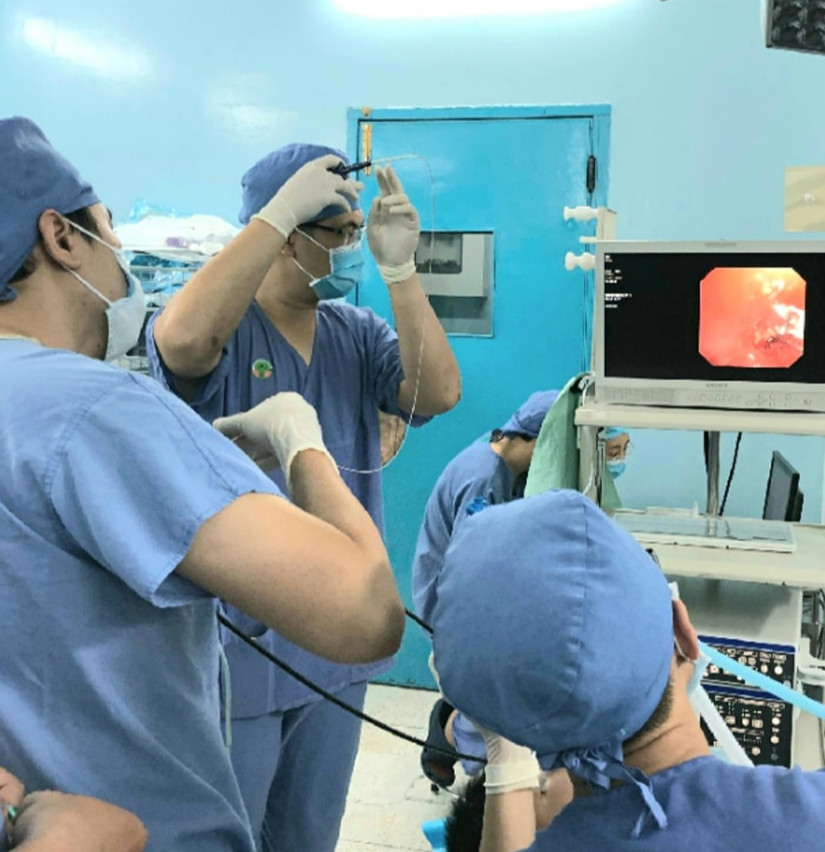 Bé trai bị hóc xưong gà 2 năm không ai biết