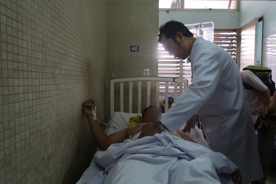 Không đòi được tiền lương, nam bảo vệ đâm đồng nghiệp suýt chết