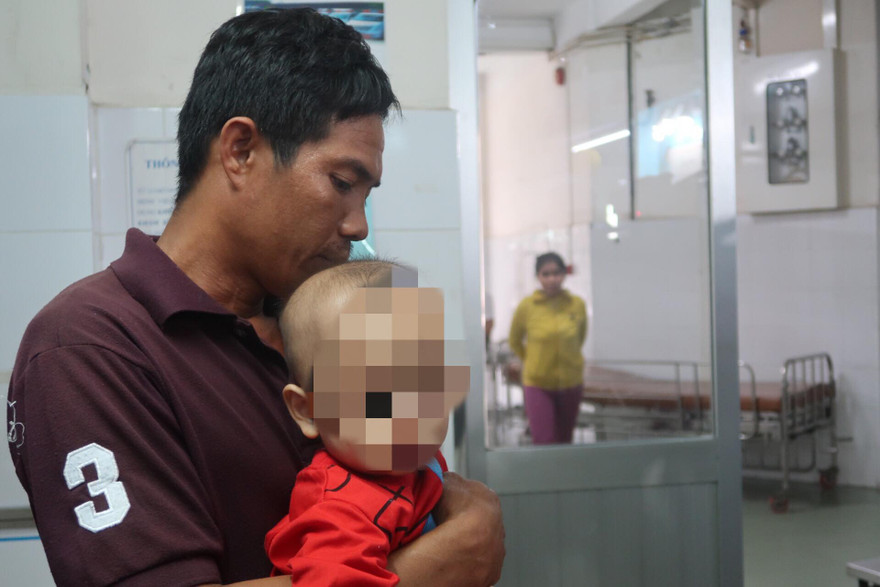 Mẹ vặn vòi pha nước, con trai bỏng nặng vì lao vào ấm nước sôi 