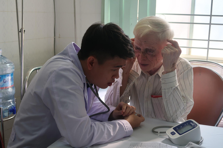 Bác sĩ Sài Gòn mang yêu thương đến với dân tộc vùng cao