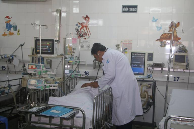 Bé gái ngộ độc nghi do trà sữa: Bác sĩ nói gì?