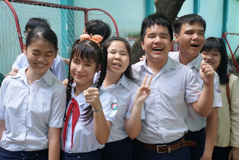 Xúc động nụ cười học sinh khiếm thị trong ngày khai trường