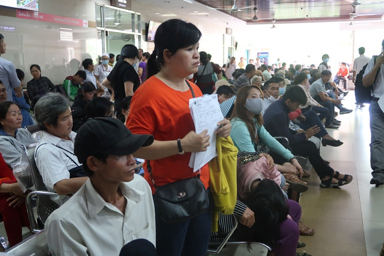 Bệnh nhân chờ 4 tiếng mới được khám bệnh, Bộ trưởng nói gì?