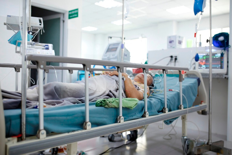 Người đàn ông bị máy xúc quật vào bụng được cứu sống ngoạn mục