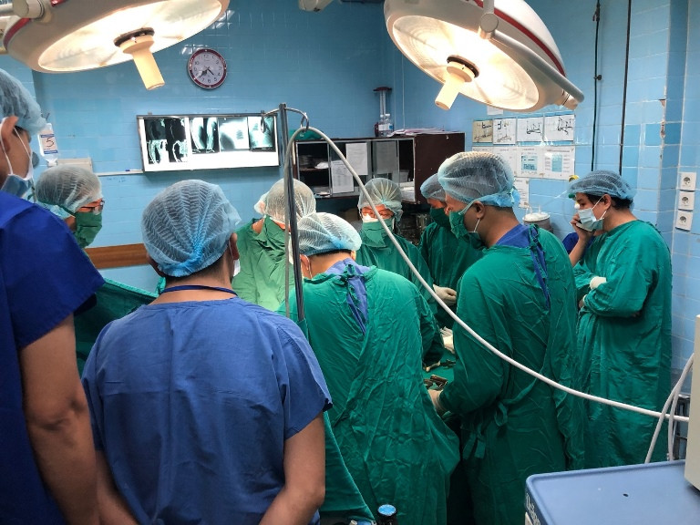 Bị máy trộn bê tông quấn, nam thanh niên suýt phải tháo khớp vai