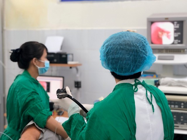 Suýt chết vì nghẹn miếng thịt heo 5cm kẹt trong thực quản 