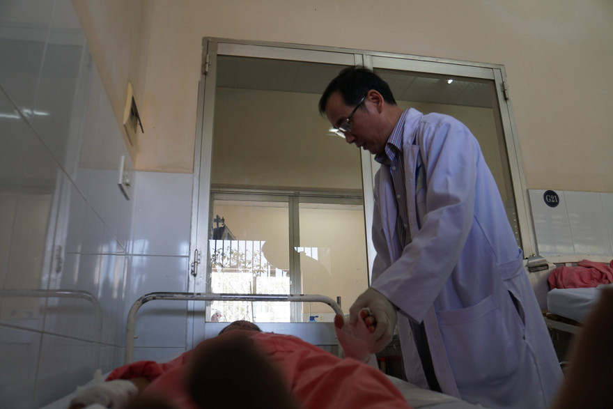 Sản phụ bị bỏng mất cả bàn tay vì nằm than sau sinh