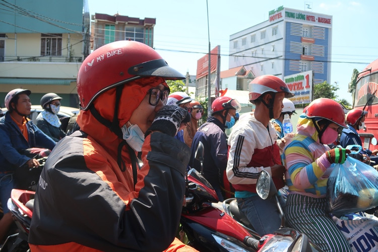 Người miền Tây 'đội nắng' về lại TPHCM