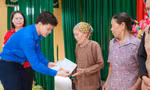 Anh Đào Tuấn Anh – Bí thư Đoàn Thanh niên, Chủ tịch Hội Sinh viên Trường Đại học Công đoàn trao tặng quà hỗ trợ bà con nhân dân bị ảnh hưởng bởi bão, lũ.