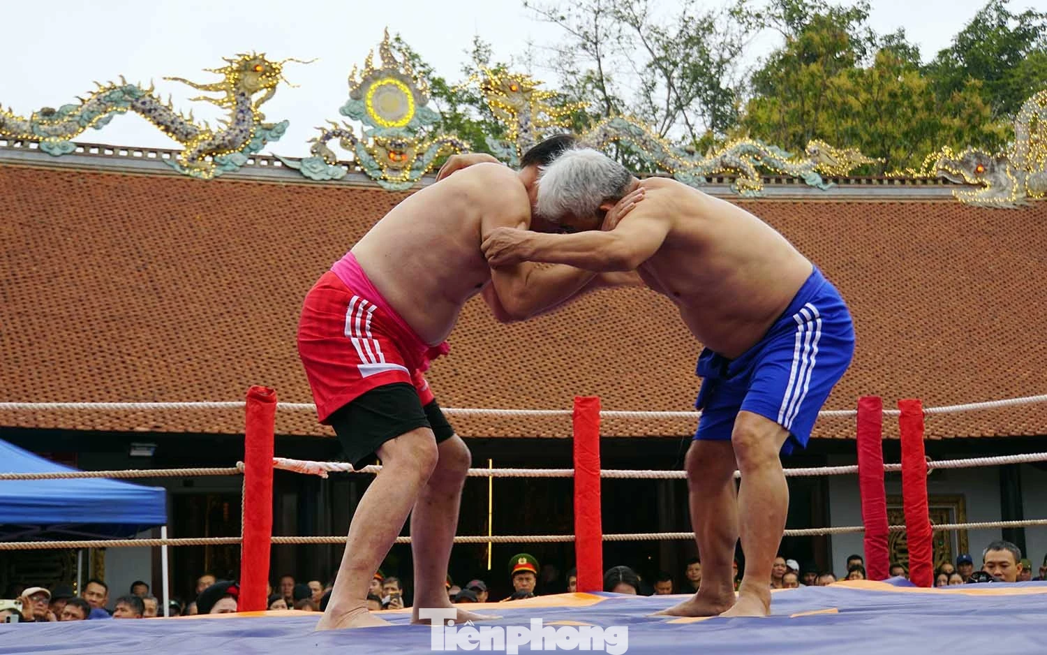 Lễ hội vật truyền thống làng Vĩnh Khê thu hút hàng nghìn người mùng 7 Tết