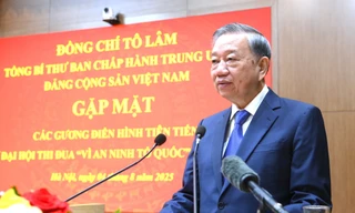 Tổng Bí thư Tô Lâm lắng nghe chia sẻ công việc hằng ngày của cán bộ, chiến sĩ