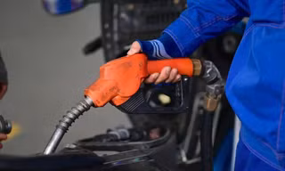 Theo chuyên gia, hiện vẫn còn dư địa trong việc giảm thuế để hạ nhiệt giá xăng dầu, nhất là thuế tiêu thụ đặc biệt.