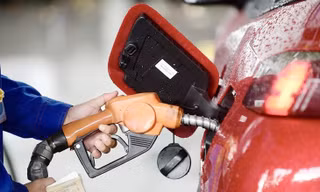 Giá dầu vượt 100 USD/thùng, dự báo giá xăng trong nước tiếp tục tăng mạnh