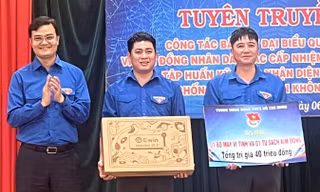 Anh Bùi Quang Huy tặng quà, trao học bổng ở xã Chư Sê