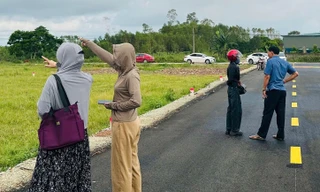 Cảnh tượng ‘cò đất’ ùn ùn đổ về, ô tô đậu kín đường làng sau công bố quy hoạch 