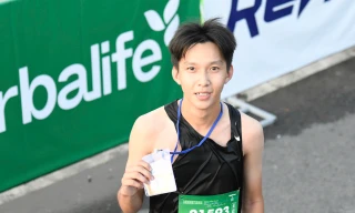 Nguyễn Thành Đạt cán đích đầu tiên cự ly 21,1km nam