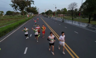 Nguyễn Thành Đạt cán đích đầu tiên cự ly 21,1km nam