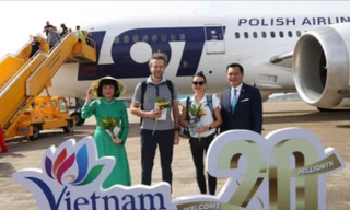 Lễ đón khách du lịch quốc tế thứ 20 triệu đến Việt Nam năm 2025: bà Karolina Agnieszka đến từ Ba Lan (thứ hai từ phải sang)