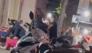 [Clip] Mâu thuẫn mua bán, cô gái bị người đàn ông đánh đập dã man trên đường