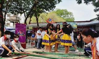 Học sinh chơi các trò chơi dân gian tại sân trường trong giờ lao. Ảnh: Nguyễn Dũng