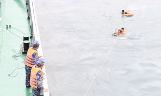 Vụ ba cô gái bị sóng cuốn mất tích: Tụi em bám lấy nhau nhưng sóng lôi ra xa rồi không thấy nhau nữa