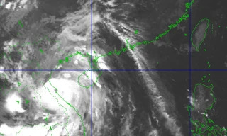 Bão số 10 bắt đầu đổ bộ đất liền, mạnh cấp 12, giật cấp 15