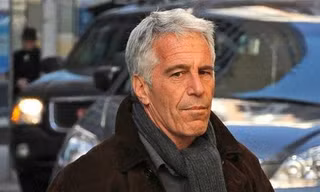 Jeffrey Edward Epstein (1953-2019) là nhà tài chính người Mỹ, kẻ phạm tội xâm hại tình dục trẻ em, hiếp dâm hàng loạt và buôn ngườiẢnh: Fox News