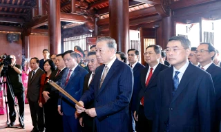 Tổng Bí thư Tô Lâm dâng hương tưởng niệm Chủ tịch Hồ Chí Minh tại Nghệ An
