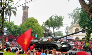 Khối diễu binh, diễu hành tỏa ra các tuyến phố Hà Nội, chung vui với nhân dân