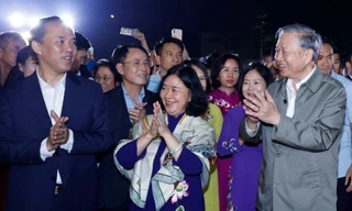 Tổng Bí thư Tô Lâm, Chủ tịch Ủy ban Trung ương MTTQ Việt Nam Bùi Thị Minh Hoài chung vui cùng bà con trong Ngày hội đại đoàn kết dân tộc phường Thượng Cát (TP Hà Nội)Ảnh: TTXVN 