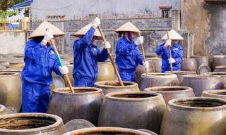 Nước mắm truyền thống Việt Nam xuất đi khắp thế giới, nhưng lo mai một trên sân nhà