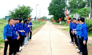 Xã biên giới Đắk Lắk ‘đổi’ hoa chúc mừng Đại hội Đảng thành quà tặng học sinh nghèo