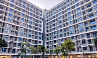 Người dân chuẩn bị hồ sơ để đăng ký mua tại dự án NƠXH ở Uy Nỗ, Đông Anh, Hà NộiẢnh: Lưu Trinh