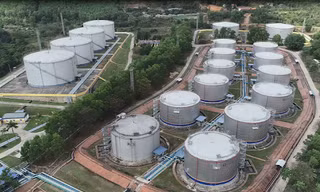 Tiền nhập xăng dầu tăng tới 200% trong nửa đầu tháng 4