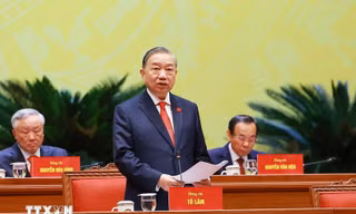 Các lãnh đạo Đảng và Nhà nước bỏ phiếu bầu Ban Chấp hành Trung ương khóa XIV.