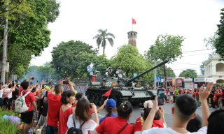 Đoàn diễu binh, diễu hành đi giữa vòng tay nhân dân