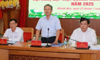 Ông Trần Hòa Nam - Phó Chủ tịch UBND tỉnh Khánh Hòa, thông tin tại buổi họp báo.