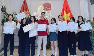 Thu cùng các sinh viên Khoa Tài chính – Ngân hàng nhận danh hiệu “Gương mặt trẻ tiêu biểu” cấp cơ sở.