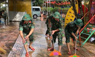 Bộ đội giúp dân khắc phục hậu quả mưa lũ