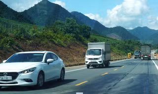 Đầy rẫy vết vá trên mặt đường cao tốc La Sơn - Hoà Liên