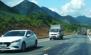 Đầy rẫy vết vá trên mặt đường cao tốc La Sơn - Hoà Liên