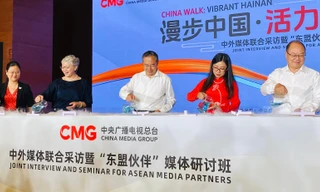 Ông Vương Bân - Ủy viên Thường vụ Tỉnh ủy, Trưởng Ban Tuyên truyền Tỉnh ủy Hải Nam (giữa) cùng đại diện một số nước ASEAN, trong đó có Việt Nam, trong nghi lễ khởi động Chương trình “Dạo bước Trung Quốc - Sức sống Hải Nam” sáng 18/8. Ảnh: Xuân Nguyễn.